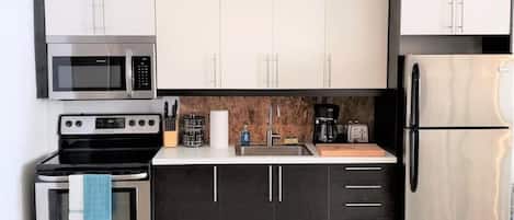 Refrigerador, microondas, horno y parrilla de estufa