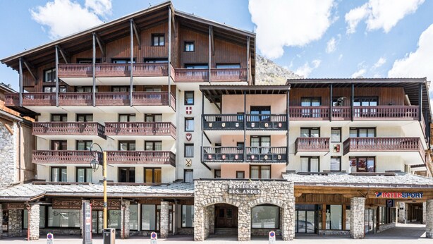A multi-story hotel with balconies, a stone facade, and signage for ski rental and a restaurant. - Renovated apartment in the heart of Val-d'Isère (Val-d'Isère)