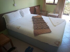 Habitación doble | Escritorio, cortinas opacas, wifi gratis y ropa de cama