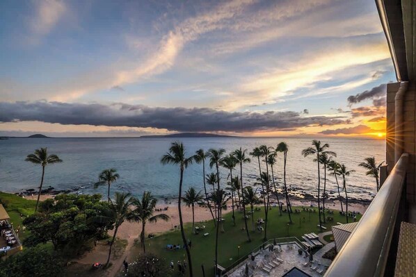 Property grounds - Maui Oceanfront Condo, Amazing Views, on Sandy Bea (Kihei)