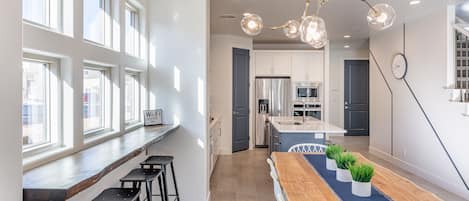 Réfrigérateur, four à micro-ondes, un four, surface de cuisson