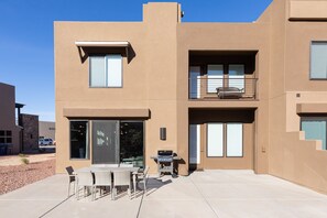 Outdoor dining - Kid-Friendly 4BR Sleeps 18 - Poolside & Fire Pit (St. George)