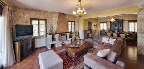 Villa – deluxe, 4 soverom, utsikt mot innsjø | Oppholdsrom | En 33-tommers LED-TV med Parabol-TV samt TV og peis