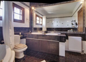 Villa Deluxe, 4 habitaciones, vistas al lago | Baño | Artículos de higiene personal de diseño, secador de pelo y albornoces