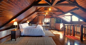 Villa – deluxe, 4 soverom, utsikt mot innsjø | 4 soverom, safe på rommet, individuelt innredet og skrivebord