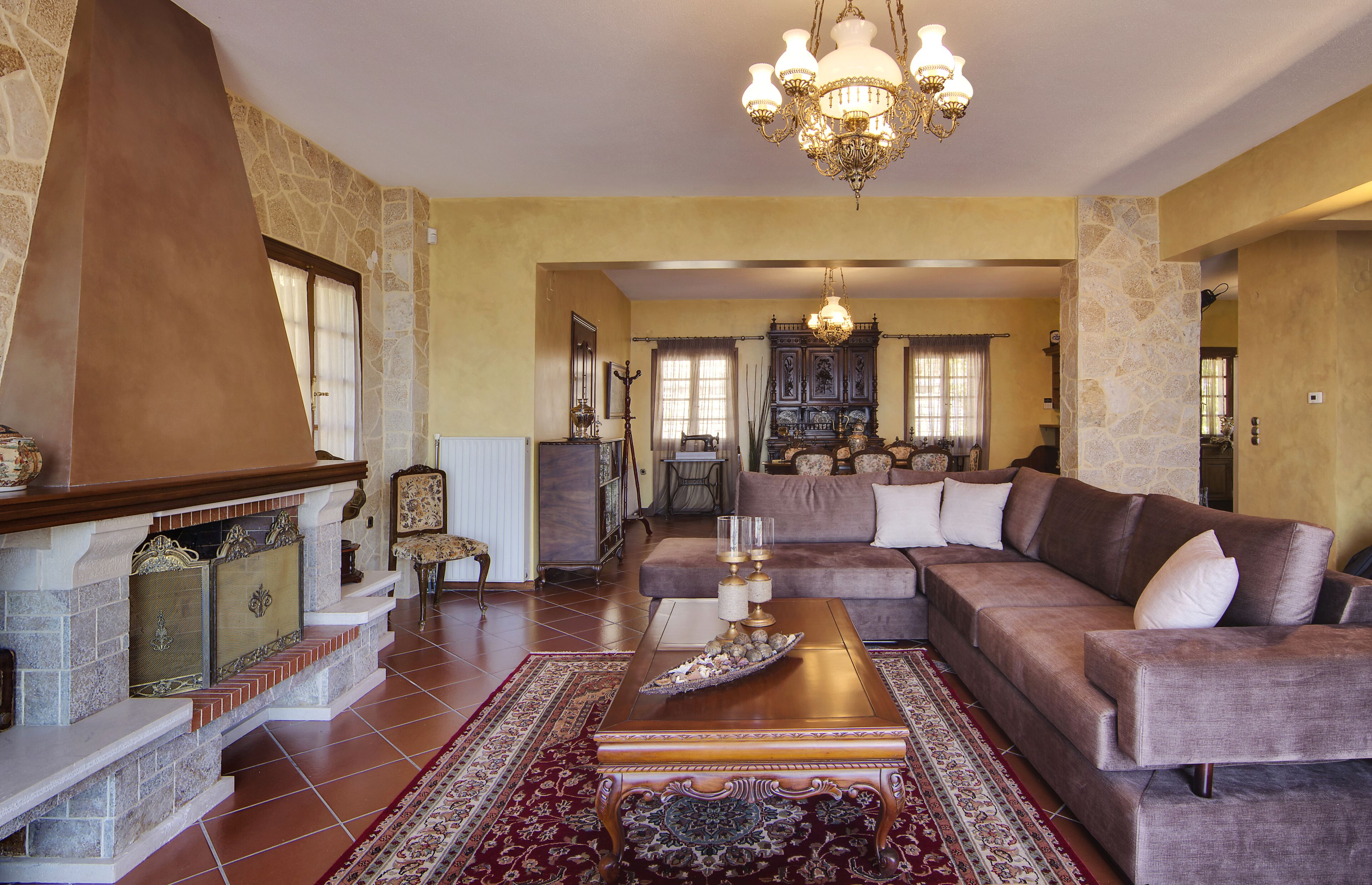 Deluxe-huvila, 4 makuuhuonetta, järvinäköala | Olohuone | LED-televisio, takka, DVD-soitin