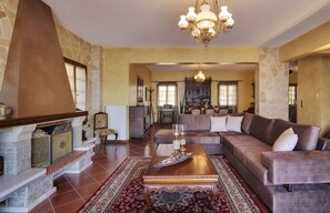 Villa – deluxe, 4 soverom, utsikt mot innsjø | Oppholdsrom | En 33-tommers LED-TV med Parabol-TV samt TV og peis