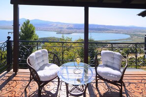 Deluxe-Villa, 4 Schlafzimmer, Seeblick | Blick vom Balkon