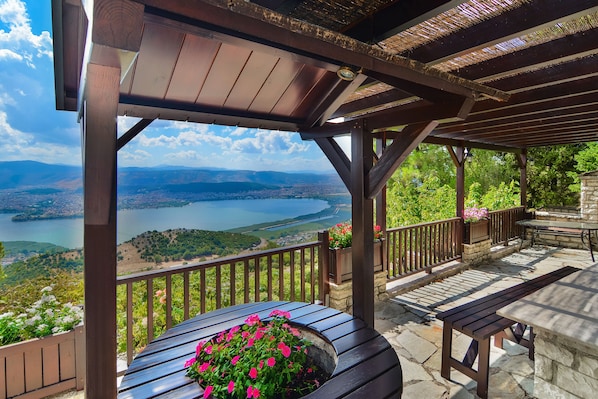 Villa – deluxe, 4 soverom, utsikt mot innsjø | Utsikt fra balkong