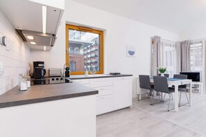 Fridge, oven, stovetop, dishwasher - Rakowicka 20H | White and Blue Apartment | Terrace (Kraków)