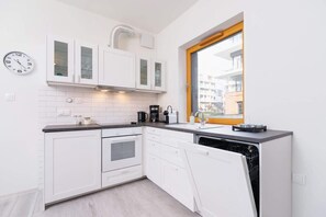 Fridge, oven, stovetop, dishwasher - Rakowicka 20H | White and Blue Apartment | Terrace (Kraków)