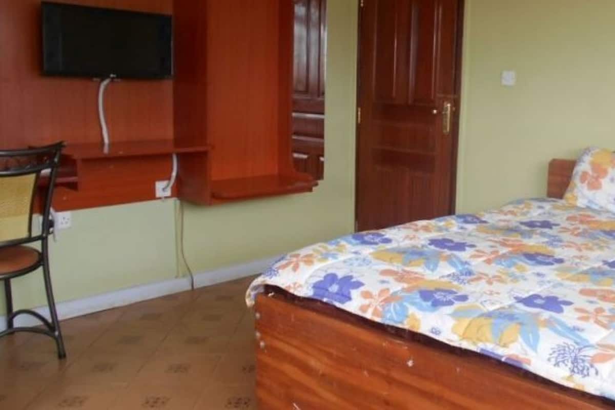 Escritorio, wifi gratis y ropa de cama