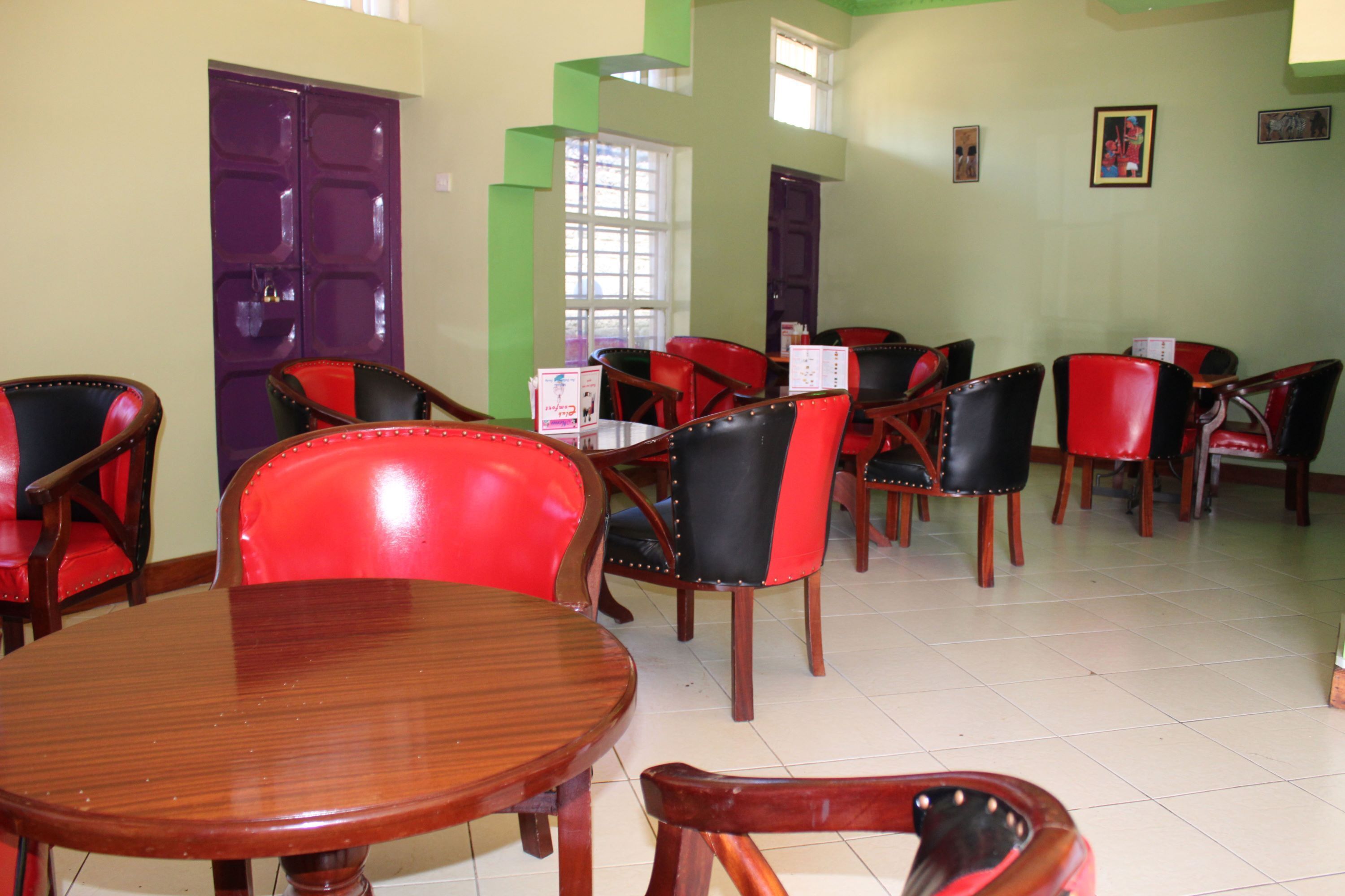 供应早餐、午餐和晚餐，地方菜