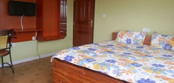 Escritorio, wifi gratis y ropa de cama