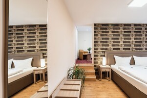 Family Room | Hypo-allergenic bedding, individually decorated, individually furnished