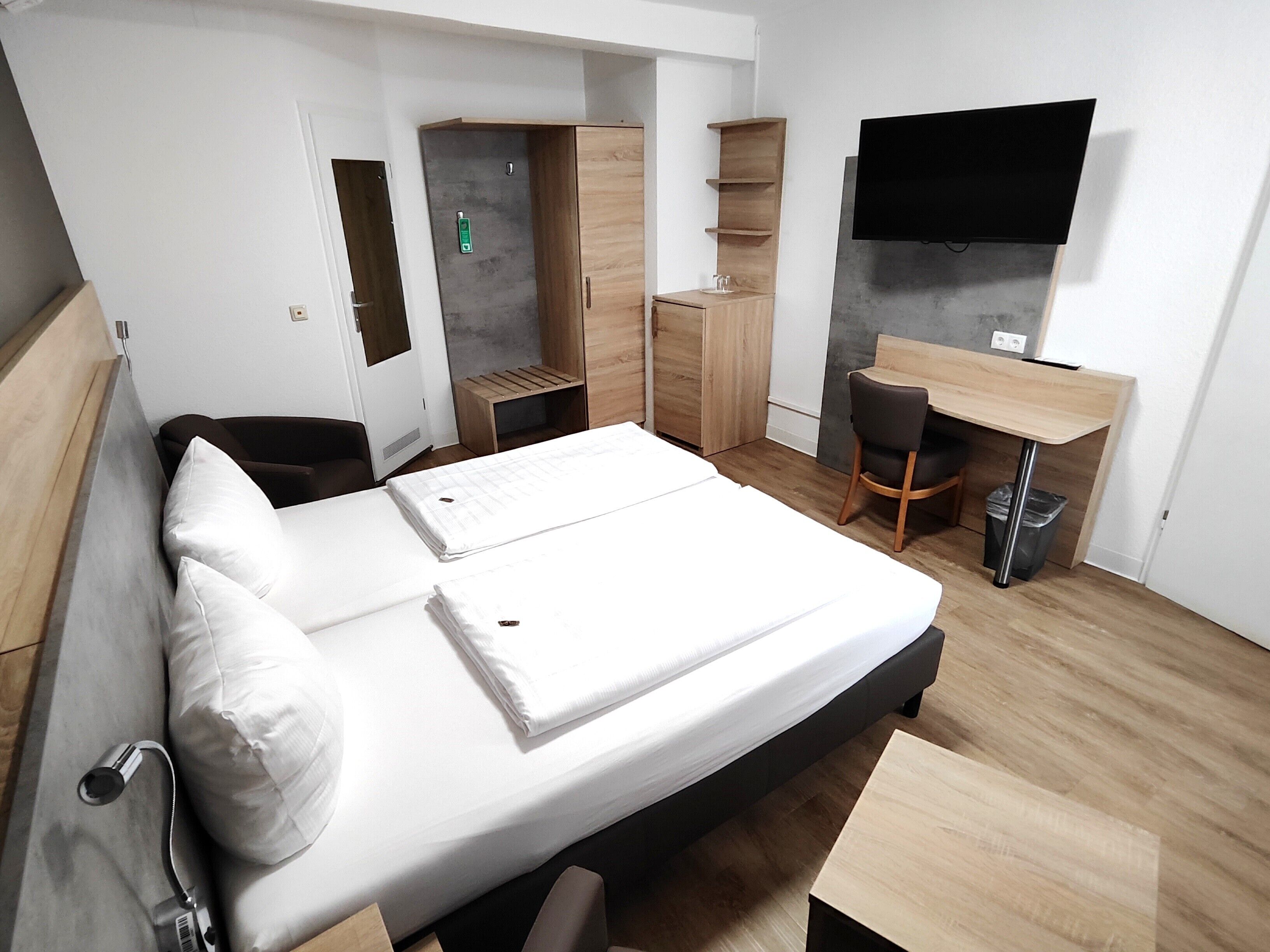 Habitación doble de diseñador | Ropa de cama hipoalergénica y decoración personalizada 