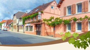 Een rij traditionele gebouwen in Europese stijl, met een straat ervoor.