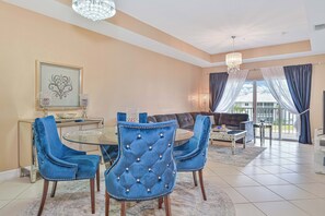 TV - Sophisticated Naples Lakefront Condo - Top Floor (Naples)