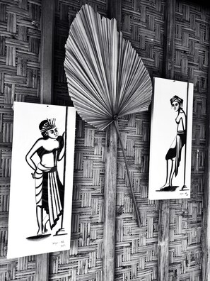 Deux illustrations en noir et blanc représentant des figures sur un mur, avec un fond tissé.