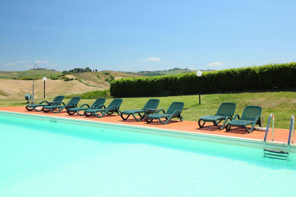 Lovely apartment in villa for 4 people with WIFI, pool, TV, pets allowed and parking, close to S...