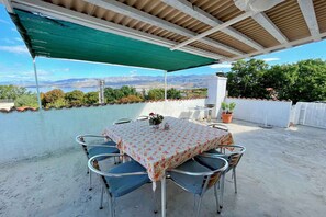 Outdoor dining - Holiday apartment with air conditioning and panoramic view (Šilo)