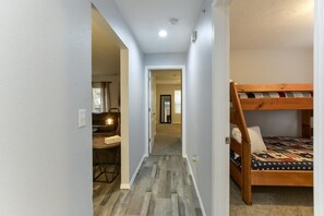 3 bedrooms, iron/ironing board, WiFi, bed sheets - Western Comfort (Branson)