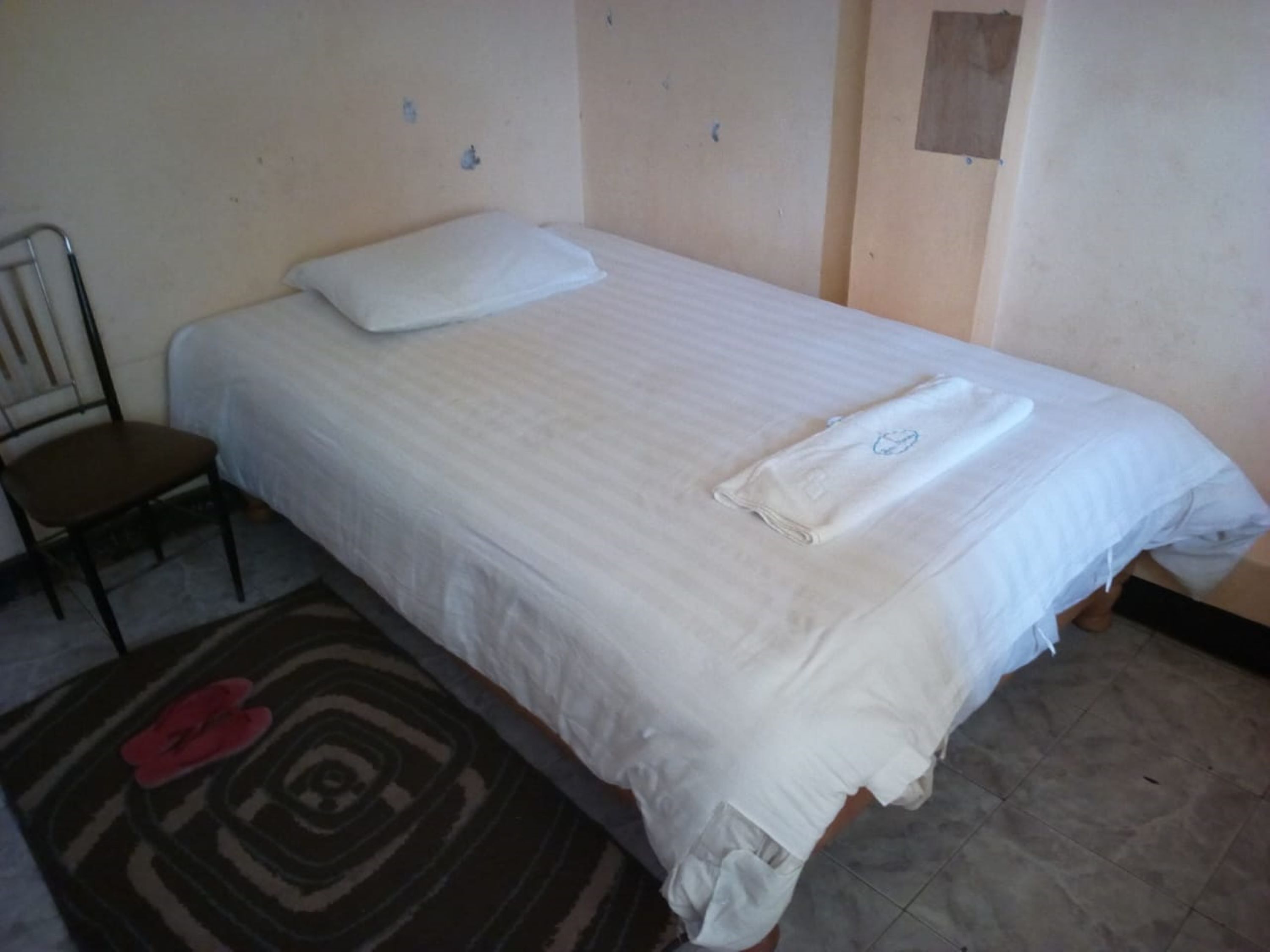 Colchones con efecto memoria, escritorio, wifi gratis y ropa de cama 