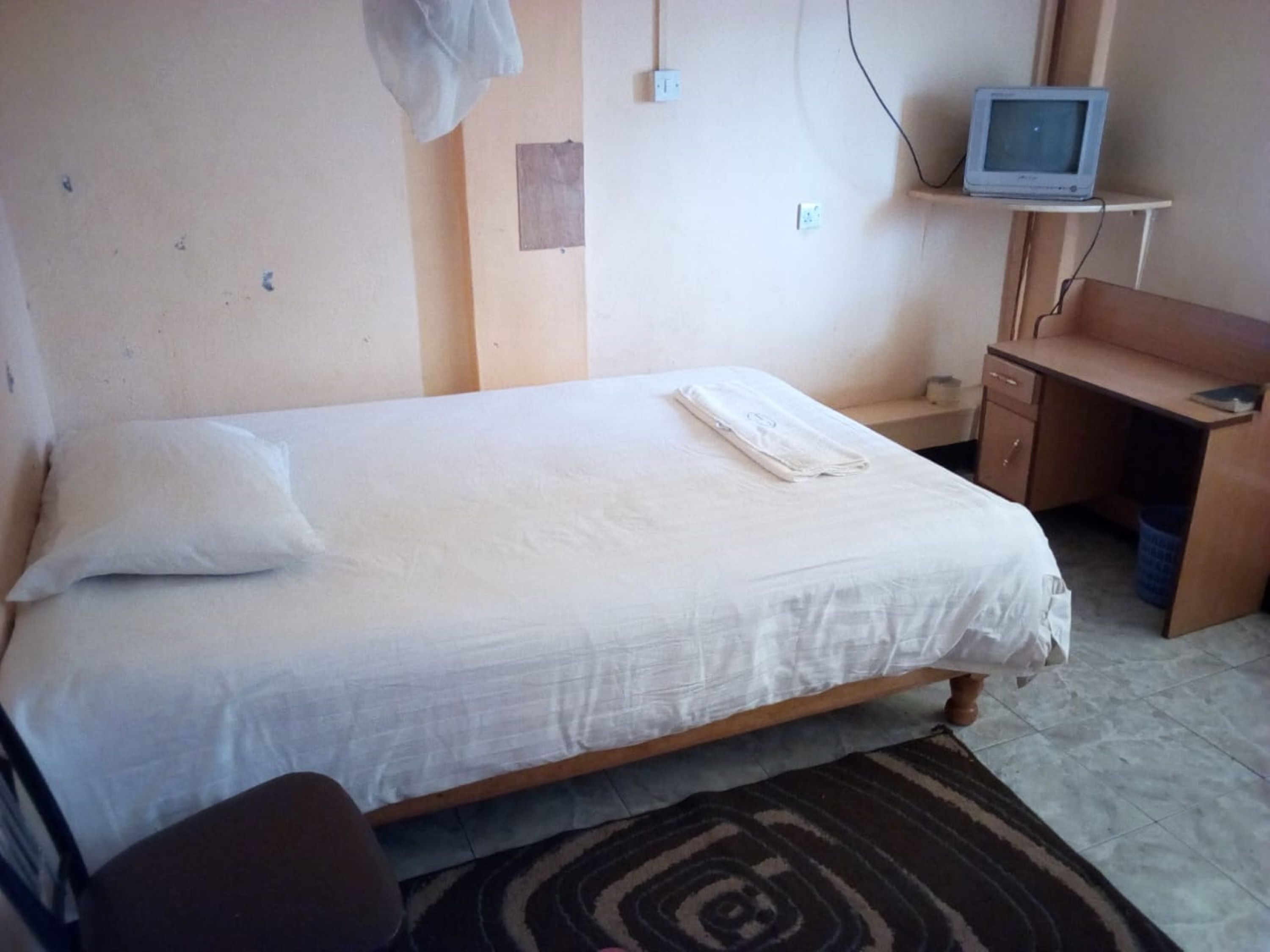 Colchones con efecto memoria, escritorio, wifi gratis y ropa de cama 