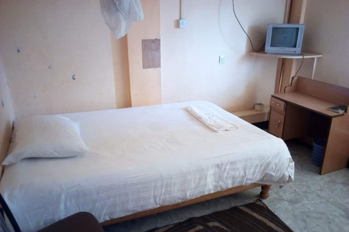 Camas con efecto memoria, escritorio, wifi gratis y ropa de cama