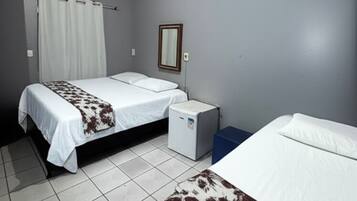 Habitación triple Confort | Ropa de cama hipoalergénica, escritorio, wifi gratis