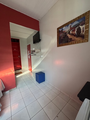 Habitació quàdruple Comfort | Roba de llit hipoal·lergògena, escriptori i wifi gratuïta