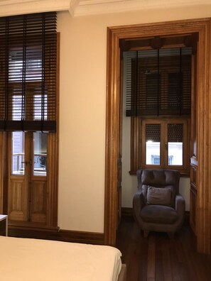 Residence 11 (1+1) | Hochwertige Bettwaren, Schreibtisch, schallisolierte Zimmer