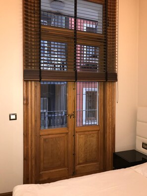 Residence 12 (2+1) | 高級寢具、書桌、隔音、熨斗/熨衫板
