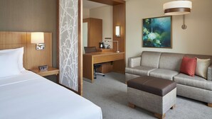 Een hotelkamer met een bed, een bureau, een bank en een salontafel.