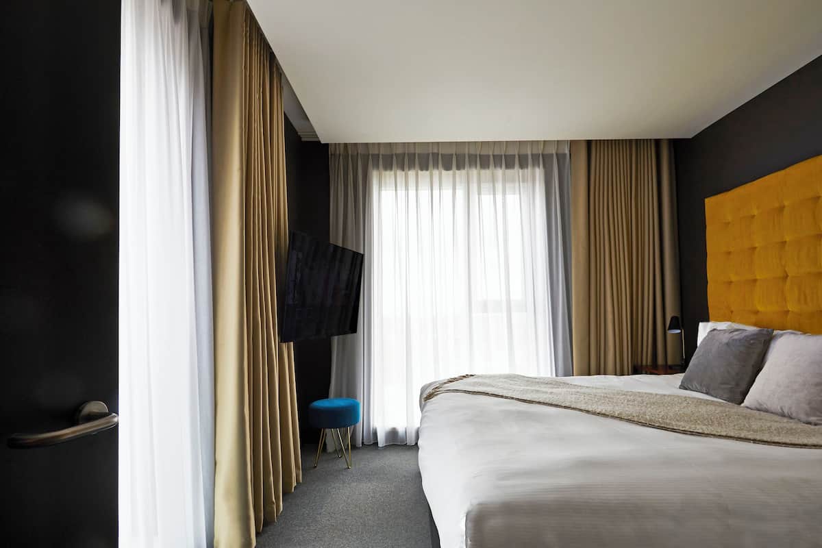 1 bedroom, Egyptian cotton sheets, premium bedding, memory-foam beds