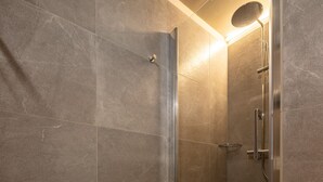Bathroom shower - Hotel Bristol Premium (Luxembourg City)