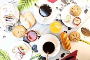 Sudah termasuk sarapan ala kontinental setiap hari