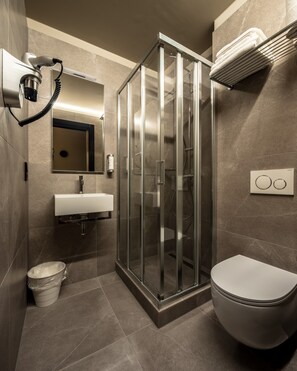 Kamar Double Superior | Kamar mandi | Shower, perlengkapan mandi gratis, pengering rambut, dan handuk