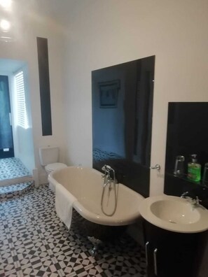 Executive suite, en-suite badkamer, uitzicht op binnenplaats | Badkamer