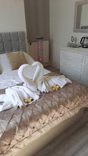 Habitación clásica con 1 cama matrimonial o 2 individuales, baño privado, vista al patio