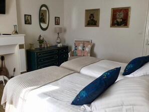 Twin Room | Individually decorated, individually furnished, desk, blackout drapes - Villa Medicis (Brantôme en Périgord)