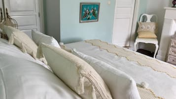 Habitación doble superior | Decoración personalizada, muebles diferentes y escritorio
