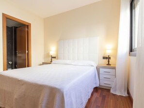 4 bedrooms, iron/ironing board, travel cot, free WiFi - Beautiful apartment in villa for 7 people with pool, A/C, hot tub, WIFI, TV and terrace (Cambrils)