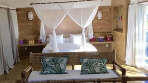 A room with a bed, a bench, and a small table. - Pousada Segredos de Trancoso (Porto Seguro)