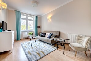 Comfort-Apartment, 1 Schlafzimmer (4 adults) | Wohnbereich | 40-Zoll-Flachbildfernseher mit Kabelempfang, LCD-Fernseher