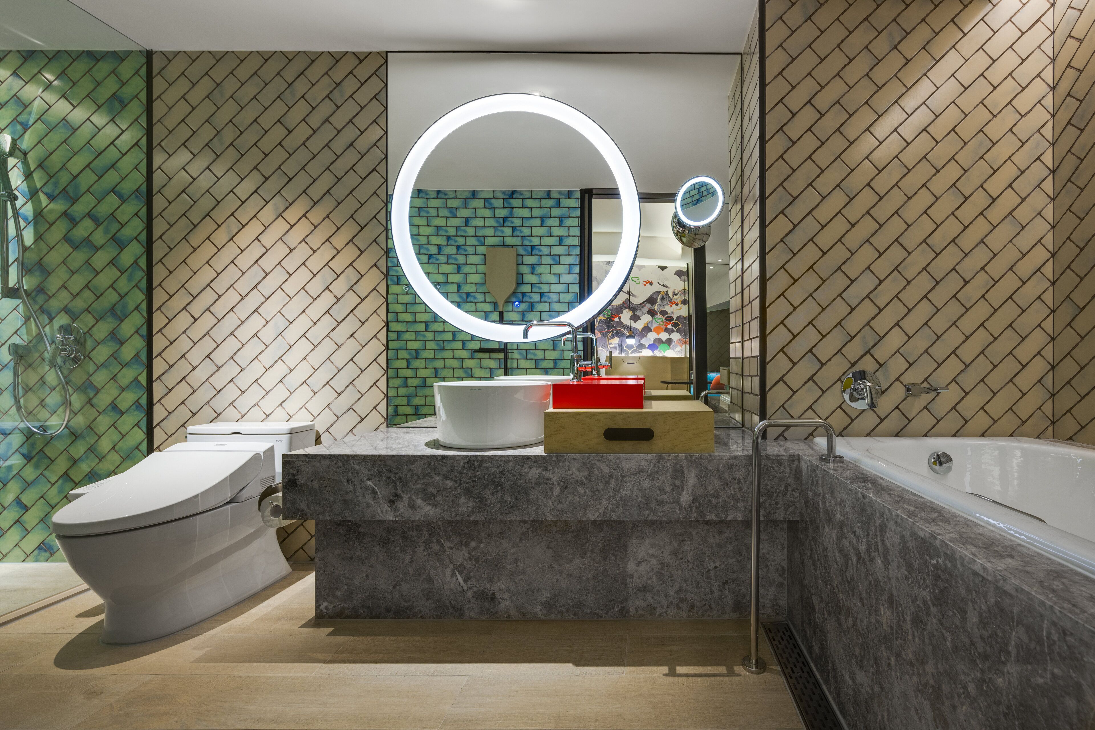 Een moderne badkamer met toilet, wastafel en bad.