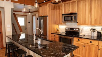 Townhome, 3 Bedrooms | Private kitchen | Fridge, microwave, oven, dishwasher
