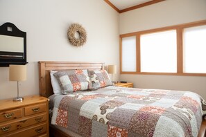 3 bedrooms, laptop workspace, free WiFi, bed sheets - 1320 Tennis Townhome 3 Bedroom Townhouse by RedAwning (Keystone)