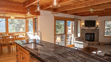 Townhome, 3 Bedrooms | Private kitchen | Fridge, microwave, oven, dishwasher