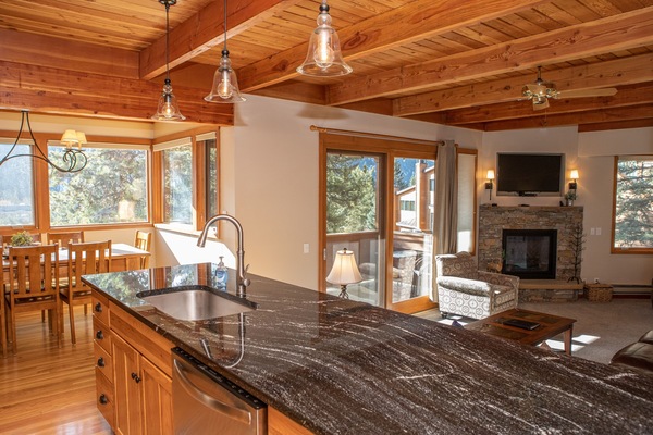 Townhome, 3 Bedrooms | Private kitchen | Coffee/tea maker, fridge, microwave, oven